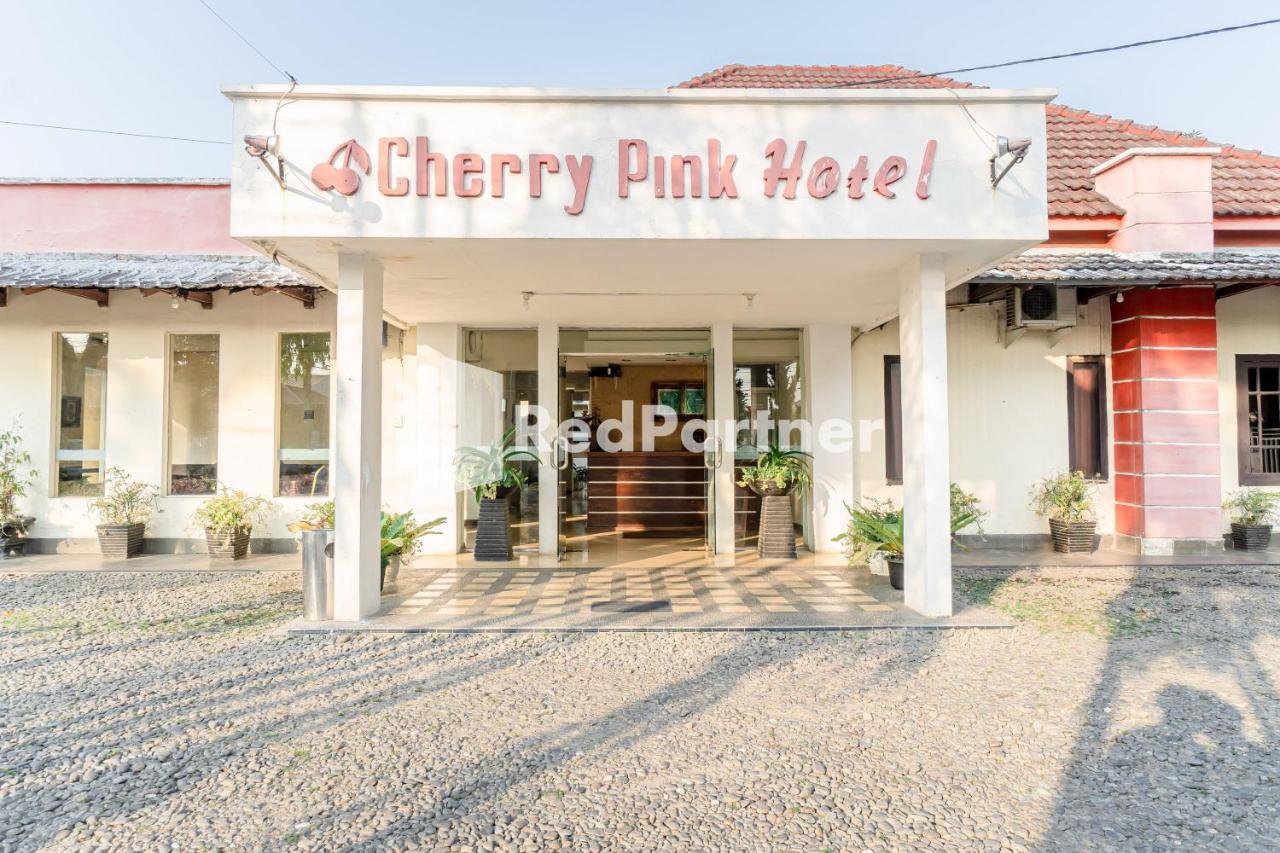 Cherry Pink Hotel Medan Mitra Reddoorz Esterno foto