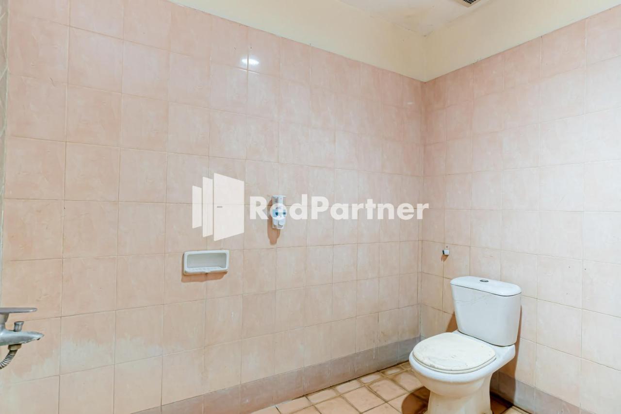 Cherry Pink Hotel Medan Mitra Reddoorz Esterno foto