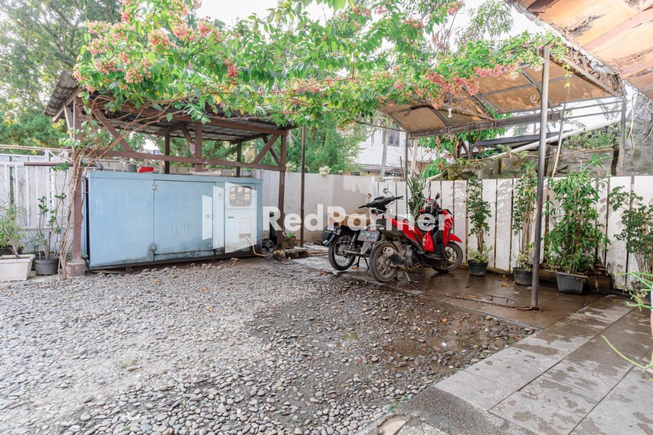 Cherry Pink Hotel Medan Mitra Reddoorz Esterno foto