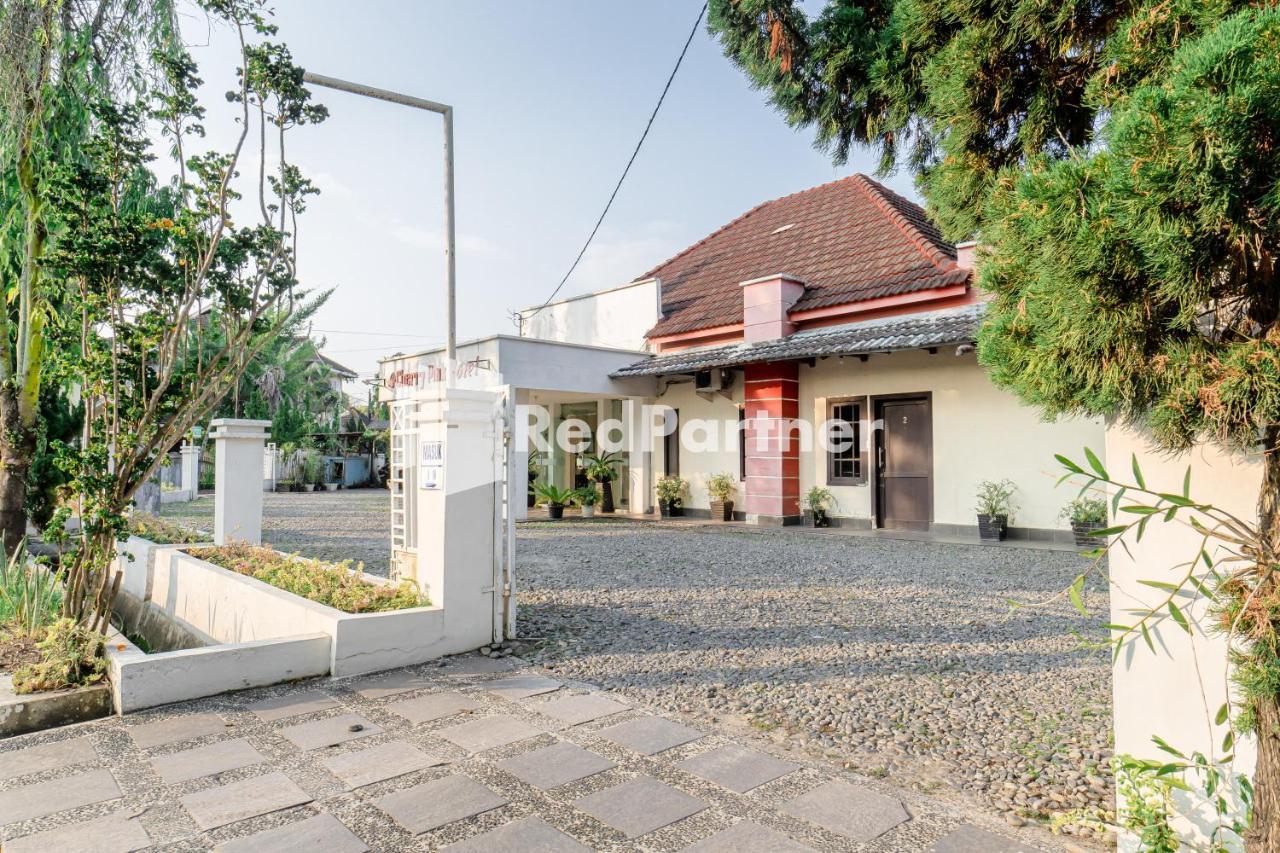 Cherry Pink Hotel Medan Mitra Reddoorz Esterno foto